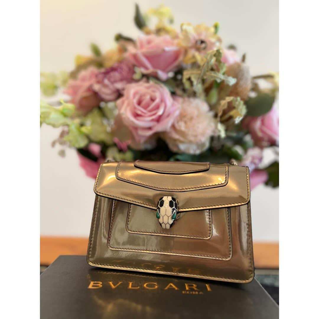 山下莉奈のインスタグラム：「毎年素敵な贈り物を下さって感無量🫧  È molto gentile da parte tua ！　@bulgari 🫧  かっこいい色のカバンで、ゴールドとブロンズの間の不思議なカラーです✨ スマホも横にスッと入る便利なサイズ！沢山使おう✨  Grazie 🐍💕 #セルペンティ　#bulgari」