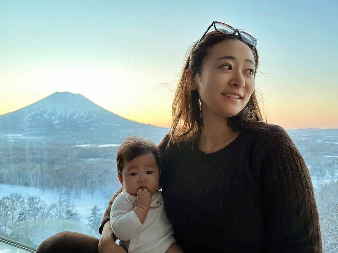 難波礼華のインスタグラム：「今年もニセコに♡ るみ居るからホテルでのーんびりゴロゴロ☺️ ホテルからゴンドラもリフトも乗れるから 毎日少しだけ滑らせてもらって過ごしたよ🏂 温泉入って羊蹄山パワー浴びて 綺麗な景色みて最高だった♡ 美味しいもの食べて食べて食べ過ぎて、、、 あー幸せ♡もう北海道行きたい🥹」