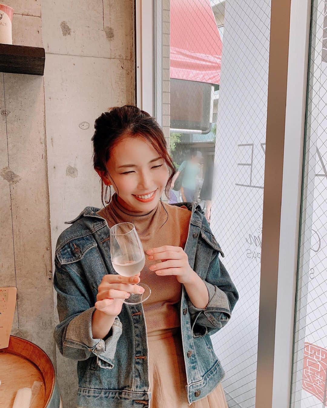 児玉アメリア彩さんのインスタグラム写真 - (児玉アメリア彩Instagram)「【日本酒学講師、認定されました】 実はひっそり合格していたのでご報告🌸 ⁡ ⁡ 唎酒師の上位資格である「日本酒学講師」 ⁡ SSI公式では［日本酒学講師は國酒である日本酒と焼酎を正しく伝えることができることを認定された“講師”の資格です。］ と定義されています。 ⁡ ⁡ これまでも講座を開催していたのですが、 講師として、よりオフィシャルなきっかけづくりのお手伝いができたらと常々考えていたのが資格を取ろうと思ったきっかけでした。 ⁡ ⁡ この「日本酒学講師」の資格を持つことで、 私の講座を受けてくれた方に 一般愛好者向けの資格【日本酒ナビゲーター】を認定して差しあげられるように🥰 ⁡ 資格というキャッチーなアイテムを通して、日本酒へのモチベーションをさらにアップしてもらえたら嬉しいなと。 ぜひ受講しにきてねー！ ⁡ ⁡ ⁡ これからも誰かの、お酒を通した初体験を、素敵で忘れがたいものにしていくため 頑張っていきます✊🏻 ⁡ ⁡ ⁡ ⁡ #日本酒🍶 #日本酒学講師 #唎酒師 #きき酒師 #日本酒ナビゲーター #日本酒愛好家 #日本酒愛飲家」3月1日 16時15分 - aya_amelia_kodama