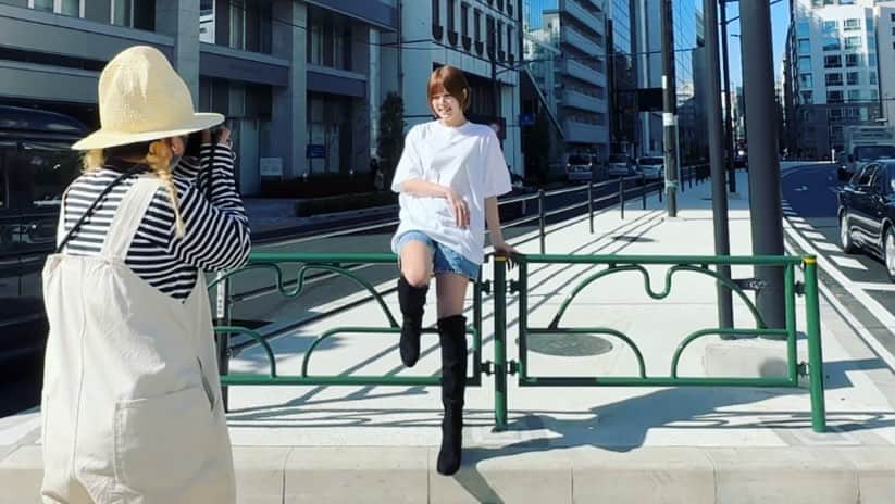 のインスタグラム：「大ヒットしたアーティストYOAKEさんのモ…モッ、、モモｯ、モデルの撮影して来たよ😃⁈❕⁉️ カメラマンさんにポーズ決めてもらって 操り人形になってまｼﾀ😄🦖❕☀️  半袖で寒いけど頑張ったよ🍧」