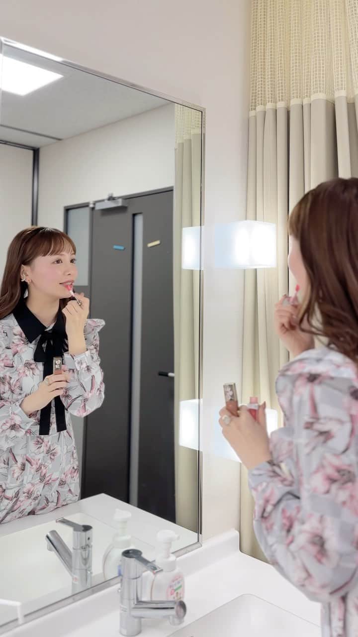 山根千佳のインスタグラム：「. . ストーリーで好評だったので こちらにも動画載せてみます🧸🌸  春らしいワンピースは @emiriawiz_official さんの物です♡  お肌の質問も多かったのですが @rinclinic_ginza さんで 定期的にエレクトロポレーションを🕊 潤いと透明感が出るのでおすすめ♡♡  iPhoneのシネマティックモードで撮ると 背景がぼやけていい感じに映るので ハマっています🫠 . . #fashion #code #outfit #ootd #onepiece #emiriawiz #エミリアウィズ  #dress #ワンピース #ワンピースコーデ #大人コーデ #春コーデ #スカートコーデ #きれいめコーデ #きれいめカジュアル #上品コーデ #大人かわいいコーデ #肌ケア #肌質改善 #肌荒れ #肌荒れ改善  #美肌 #美肌ケア #美肌になりたい  #エレクトロポレーション #美肌作り  #美容好きな人と繋がりたい #山根千佳」