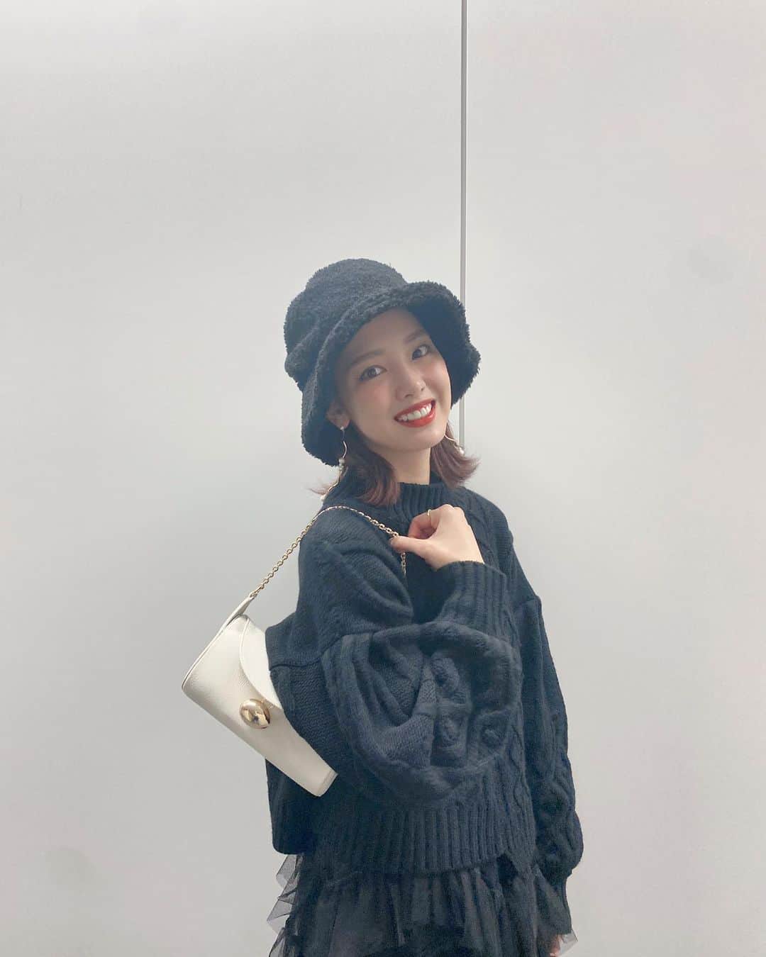 飯窪春菜のインスタグラム：「🤍🖤  先日の生配信の時の私服。 外カメラなんか曇っちゃった😹💭  tops @priveve_priveve  skirt @crayme_official  bag @cafune.official  shoes @charleskeith_jp」