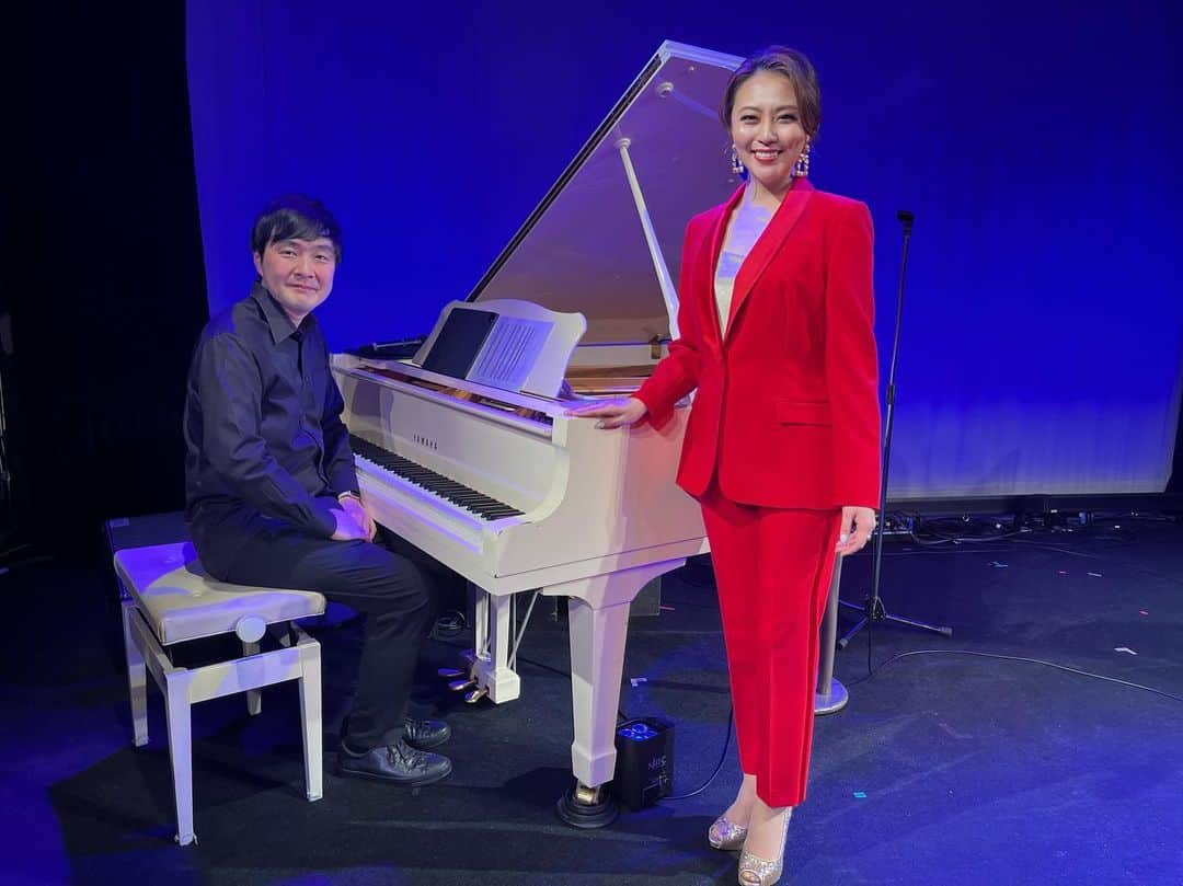 雅原慶さんのインスタグラム写真 - (雅原慶Instagram)「Cruise travelogue🚢PART.5  コンサート本番🎙  船旅をしながら音楽で心の旅もしていただきたい、  という想いで歌わせていただきました。  今回のクルーズはお客様がたくさん乗られていて  ホール収容人数の関係上、二回公演でした。  二回ともとても楽しく歌わせていただきました🎶  お客様の温かい拍手や笑顔は、本当に力になります。  準備してくださったスタッフの皆様にも感謝です✨  終演後、夜はお寿司をいただきました🍣  お寿司を食べたあと、お夜食も楽しんじゃいました😁  夜遅い時間でもレストランでは夜食が食べられるんです。  この日の夜食メニューは  汁なし坦々麺、お好み焼き、どら焼き、フルーツなど…  打ち上げ気分でスタッフの方々と最後の夜を楽しみました。  お食事シリーズ、またもや写真撮るの忘却🤪w  船内には、ほかにも紹介しきれなかった場所がたくさん。  映画館、カジノルーム、図書室、ジム、ヨガエリア、  ショップ、バーラウンジ、エステ、サウナ付き大浴場…  三日間じゃ堪能しきれないほど、色んな施設やイベントが。  実はこのクルーズに乗船するのは二回目なのですが、  (2年前に凰稀かなめさんのライブにゲストで出演)  今回この船がまたさらに好きになりました。  翌朝、無事に神戸港へ到着🚢  最後はスタッフの方から、  心のこもったお手紙とプレゼントまで😭✨  お客様からの温かい拍手、スタッフの皆様のご尽力…  感謝の気持ちを胸に、名残惜しい気持ちで下船しました。  出会いに、ご縁に、感謝です。  これまでご精読ありがとうございました💕  終。  @nipponmaru_cruise   #にっぽん丸 #雅原慶 #クルーズ #瀬戸内海 #神戸」3月1日 16時49分 - kei_miyahara