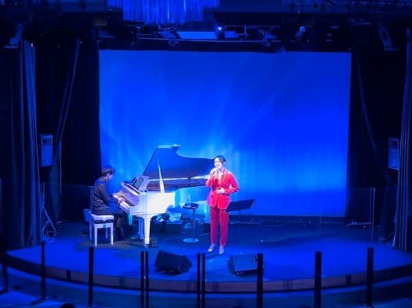 雅原慶さんのインスタグラム写真 - (雅原慶Instagram)「Cruise travelogue🚢PART.5  コンサート本番🎙  船旅をしながら音楽で心の旅もしていただきたい、  という想いで歌わせていただきました。  今回のクルーズはお客様がたくさん乗られていて  ホール収容人数の関係上、二回公演でした。  二回ともとても楽しく歌わせていただきました🎶  お客様の温かい拍手や笑顔は、本当に力になります。  準備してくださったスタッフの皆様にも感謝です✨  終演後、夜はお寿司をいただきました🍣  お寿司を食べたあと、お夜食も楽しんじゃいました😁  夜遅い時間でもレストランでは夜食が食べられるんです。  この日の夜食メニューは  汁なし坦々麺、お好み焼き、どら焼き、フルーツなど…  打ち上げ気分でスタッフの方々と最後の夜を楽しみました。  お食事シリーズ、またもや写真撮るの忘却🤪w  船内には、ほかにも紹介しきれなかった場所がたくさん。  映画館、カジノルーム、図書室、ジム、ヨガエリア、  ショップ、バーラウンジ、エステ、サウナ付き大浴場…  三日間じゃ堪能しきれないほど、色んな施設やイベントが。  実はこのクルーズに乗船するのは二回目なのですが、  (2年前に凰稀かなめさんのライブにゲストで出演)  今回この船がまたさらに好きになりました。  翌朝、無事に神戸港へ到着🚢  最後はスタッフの方から、  心のこもったお手紙とプレゼントまで😭✨  お客様からの温かい拍手、スタッフの皆様のご尽力…  感謝の気持ちを胸に、名残惜しい気持ちで下船しました。  出会いに、ご縁に、感謝です。  これまでご精読ありがとうございました💕  終。  @nipponmaru_cruise   #にっぽん丸 #雅原慶 #クルーズ #瀬戸内海 #神戸」3月1日 16時49分 - kei_miyahara
