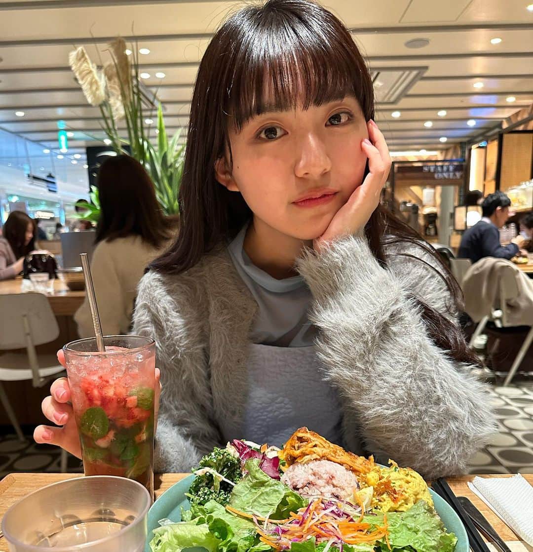 豊田留妃のインスタグラム：「満足度高すぎるサラダデリプレートと初めてのモヒート🌱 どっちも美味しかった〜  #dinner #髪の毛切りたい染めたい」