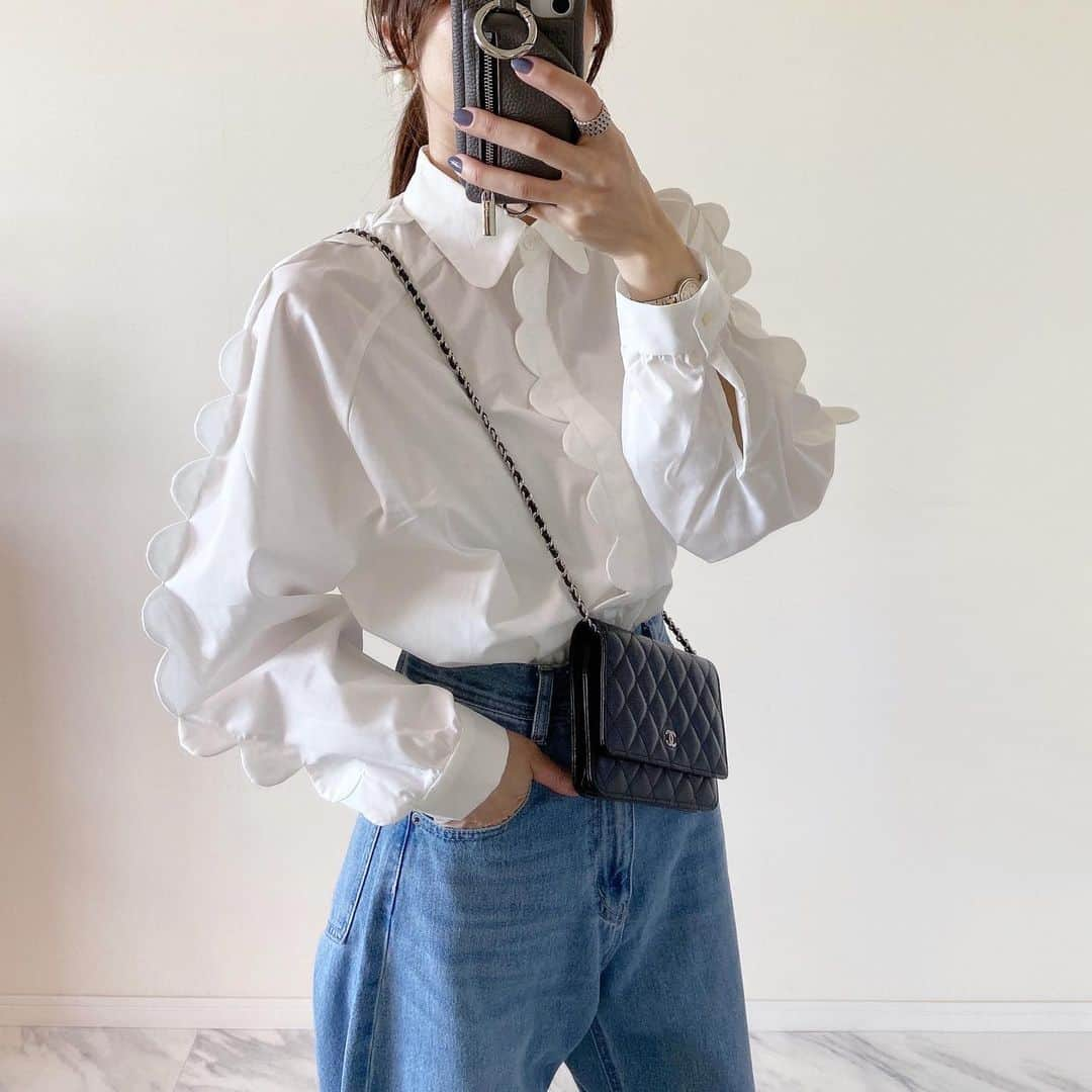 mmmcoco07のインスタグラム：「✴︎ blouse × denim ♡  blouse/ @puritas_official  denim/ @collage.official  #fashion#coordinate#partegram#denim#zara#chanel#シンプルコーデ#大人カジュアル#きれいめカジュアル#デニムコーデ」