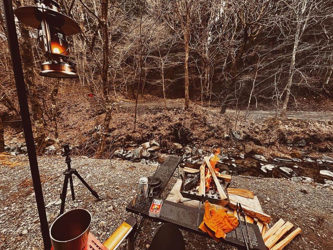 神田雄一朗のインスタグラム：「ソロキャンプに来ています⛺️ 焚き火で焼いたお肉は格別ですね〜」