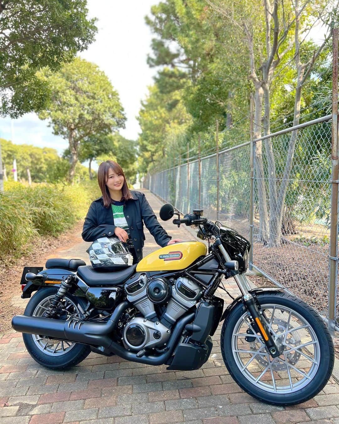 平嶋夏海さんのインスタグラム写真 - (平嶋夏海Instagram)「Harley-Davidson ナイトスタースペシャル カラーはインダストリアルイエロー💛 明日更新のYouTubeお楽しみに💛💛💛 #バイク女子 #harleydavidson #ハーレーダビッドソン #harleydavidsonnightster」3月1日 17時23分 - natsuminsta528