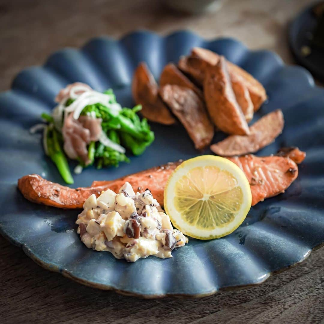 ひとみさんのインスタグラム写真 - (ひとみInstagram)「今日のお家ランチ🍽  ストック在庫で  ✓⃝サーモンのレモングリル ✓⃝菜の花と生ハムのマリネ ✓⃝新じゃがフライ(こんがり揚げ焼きしすぎた)  毎度毎度、楽しい時間はあっという間⏱  またむぎに会いに来てね🐶🐾」3月1日 17時16分 - amehtm