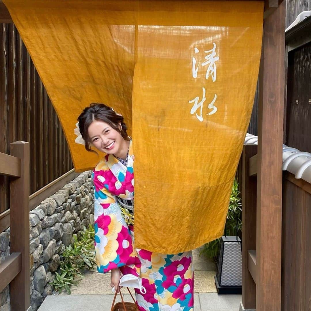 清水由紀のインスタグラム：「３月🧡  改めまして、清水ですのご挨拶をば。  お店ののれんを拝借いたしました🙇‍♀️  #京都 #京都旅行 #三年坂 #清水寺 #着物 #着物散策 #kimono #kyoto」