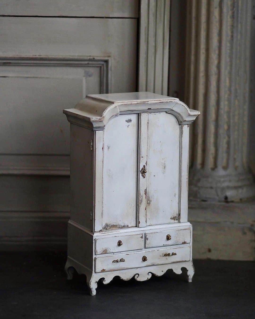 kiyomiさんのインスタグラム写真 - (kiyomiInstagram)「♡ ・ original handmade miniature closet dool size ．  Made with reference to the 3rd image. . 3枚目の画像を参考に製作 アンティーク風クローゼット ・ ・ ・ ・ ・  ・  ・  ・ #ミ二チュア#miniature  #製作記録 #Bundt#マドレーヌ#フランスアンティーク#Antique#パウンドケーキ#hovis  #cake#カフェオレボウル #instagramjapan #Madeleine#パウンド型#photographyoftheday#焼き型#ドーナツ型#dool #キャビネット #クローゼット雑貨#closet #カップボード」3月1日 17時32分 - chiisanashiawase2015