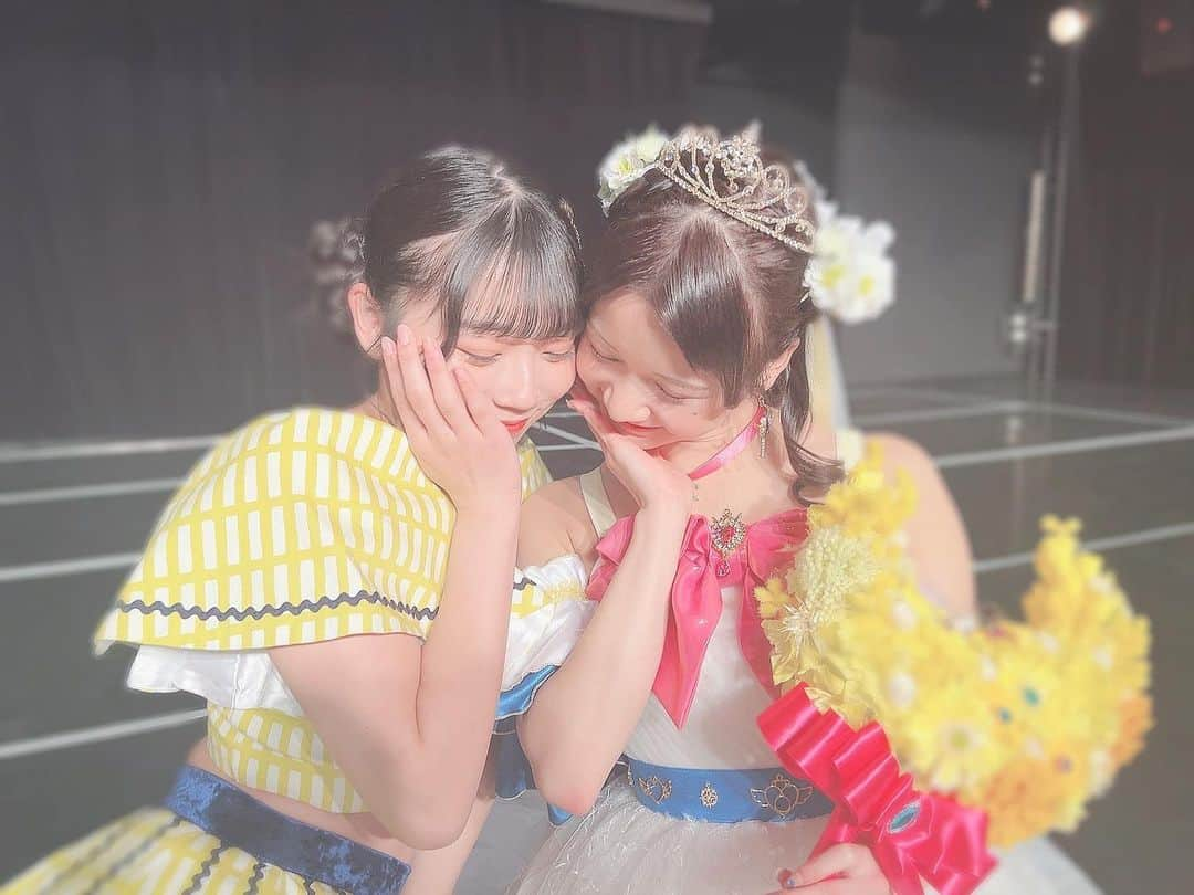 中坂美祐のインスタグラム：「🌙 4年間本当にありがとう！！ そして、お疲れ様！！  みっちゃんと出会えて良かった！！ これからもお友達としてよろしくね😊  みっちゃんがとにかく大好き‼️  #田辺美月卒業公演」