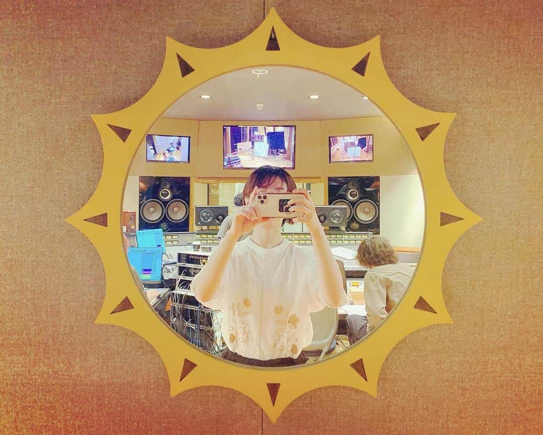 YUKA さんのインスタグラム写真 - (YUKA Instagram)「REC!!!!!!!🔥✨✨✨  #moumoon #新曲を #こしらえております #花粉がつらいですね」3月1日 17時35分 - yukamoumoon
