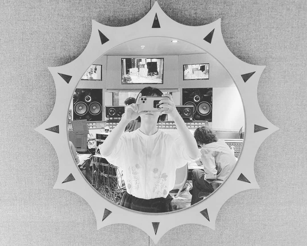 YUKA さんのインスタグラム写真 - (YUKA Instagram)「REC!!!!!!!🔥✨✨✨  #moumoon #新曲を #こしらえております #花粉がつらいですね」3月1日 17時35分 - yukamoumoon