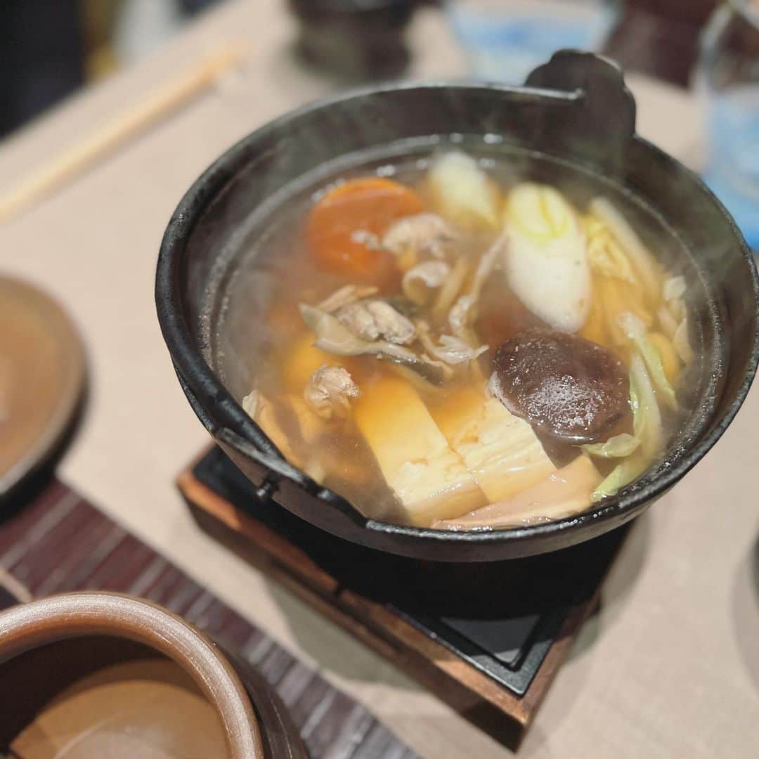 杉野希妃のインスタグラム：「🥢 💮琉球スッポン薬膳鍋 沖縄のスッポンは養殖場の下に珊瑚を敷いているので、本土のスッポンよりもくさみが少ないみたい。  💮 ゴーヤチャンプルー マイチャンプルー史上最もお上品なお味だったかもしれん。  💮琉球珍味五種盛り合わせ 豆腐よう、ジーマミ豆腐、もずく酢、島らっきょう、海ぶどう…こんなに美味しかったっけと唸りながら琉球を味わいましたよ。特にジーマミ豆腐に感動。ジーマミって琉球語で落花生を意味する通り落花生から作られるそうで、ジーマミを知らなかった頃の自分にはもう戻れない、、🤷  #リッツカールトン沖縄 #グスク」