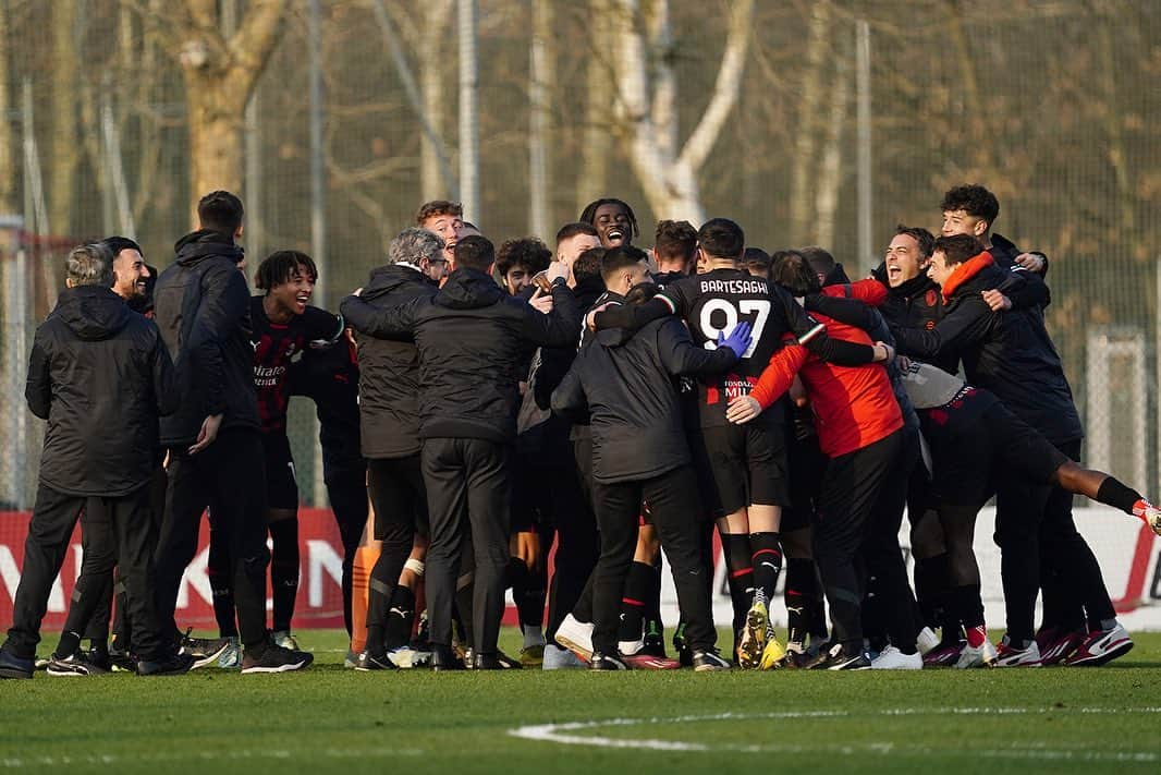 イニャツィオ・アバーテのインスタグラム：「What an incredible emotion!!! @acmilan @uefayouthleague ❤️🖤 #weareacmilan」