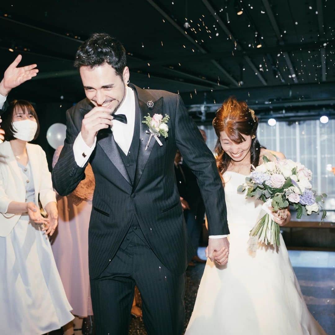 NEO FLAG.〜未来へ繋げる、繋がるＷedding〜さんのインスタグラム写真 - (NEO FLAG.〜未来へ繋げる、繋がるＷedding〜Instagram)「* "PARTIEST!"  パーティーのラスト お二人の退場はゲストによるライスシャワー！  日本では挙式後の新郎新婦の退場を ゲストがフラワーシャワーで祝福することが多いですが、  それと同じようにスペインでは "幸せと繁栄を願う"という意味を込めて、 お米をまいて祝福することが伝統。  このライスシャワーで、 皆様にお二人の夫婦としての出発を後押ししていただきました。  #neoflag #ネオフラッグ #国際結婚 #国際結婚カップル #ウェディングプロデュース #ウエディングプロデュース #オリジナルウェディング #オリジナルウエディング #コンセプトウェディング #15次会 #ウェディングパーティー #ウエディングパーティー #結婚パーティー #フラワーシャワー #ライスシャワー #退場」3月1日 17時44分 - neo_flag.wedding
