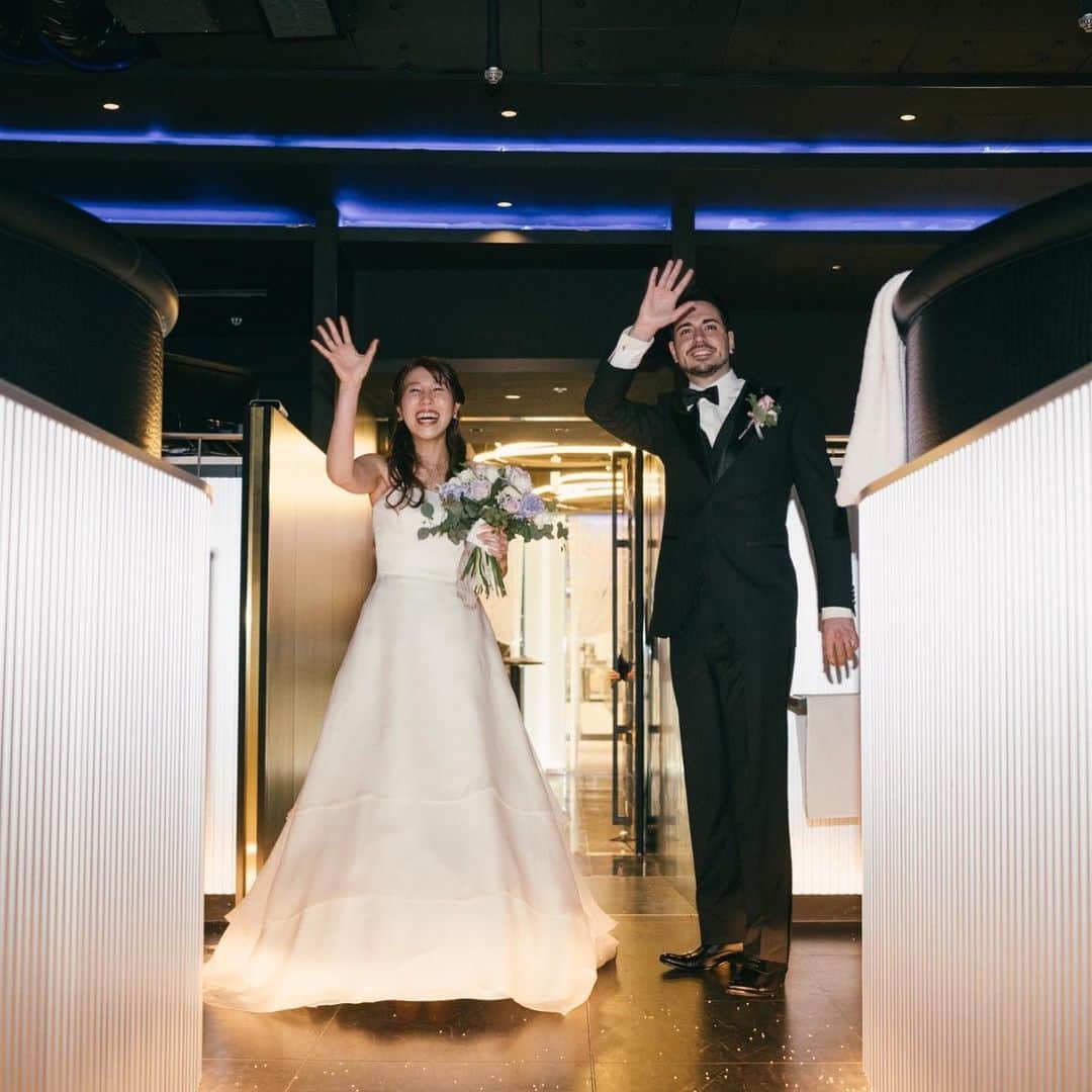 NEO FLAG.〜未来へ繋げる、繋がるＷedding〜さんのインスタグラム写真 - (NEO FLAG.〜未来へ繋げる、繋がるＷedding〜Instagram)「* "PARTIEST!"  パーティーのラスト お二人の退場はゲストによるライスシャワー！  日本では挙式後の新郎新婦の退場を ゲストがフラワーシャワーで祝福することが多いですが、  それと同じようにスペインでは "幸せと繁栄を願う"という意味を込めて、 お米をまいて祝福することが伝統。  このライスシャワーで、 皆様にお二人の夫婦としての出発を後押ししていただきました。  #neoflag #ネオフラッグ #国際結婚 #国際結婚カップル #ウェディングプロデュース #ウエディングプロデュース #オリジナルウェディング #オリジナルウエディング #コンセプトウェディング #15次会 #ウェディングパーティー #ウエディングパーティー #結婚パーティー #フラワーシャワー #ライスシャワー #退場」3月1日 17時44分 - neo_flag.wedding