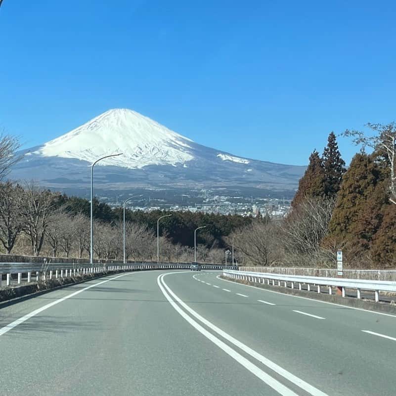 椎名桔平のインスタグラム：「#mtfuji  昨日富士へ向かった。 大好きだった先輩の、 以前からずっと先延ばしになっていた お墓参り。 穏やかで雲一つない空は、 自分を迎えてくれているようで嬉しかった。」