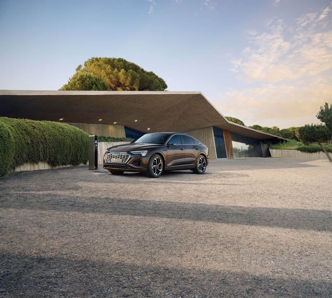 Audi Japan Sales / アウディジャパン販売さんのインスタグラム写真 - (Audi Japan Sales / アウディジャパン販売Instagram)「【先行展示】 Audi Q8 e-tron をいち早くショールームで。 Audi Q8 e-tron Roadshow  Audiが描く新たな電気自動車のコンセプトを体現した至高の電動ラグジュアリーSUVであるAudi Q8 e-tron・Audi Q8 Sportback e-tron.。今夏のデビューに先立ち、 Audi Q8 e-tron を間近でご覧いただけるプレビューイベントを各ショールームで開催いたします。  ドイツ本社から特別に空輸した欧州仕様車を先行公開し、いち早くAudi Q8 e-tron の実車をご覧いただける特別な機会です。  ぜひ、 Audiの未来を指し示すe-tronの世界を心ゆくまでご堪能ください。  ※展示期間やモデルは店舗によって異なります。  詳細は #AJS のオフィシャルサイトよりご確認ください。  @audi.japan.sales  #Audi  #AJS #myaudi #audistyle #car #carstagram #audiq8 #アウディ #ドライブ #車 ＃試乗 #愛車 #外車 #ドイツ車 #車好き #車好きな人と繋がりたい #アウディ女子 #車好き男子 #ヘッドライト #リアライト #ライティングテクノロジー #先行展示」3月1日 18時00分 - audi.japan.sales