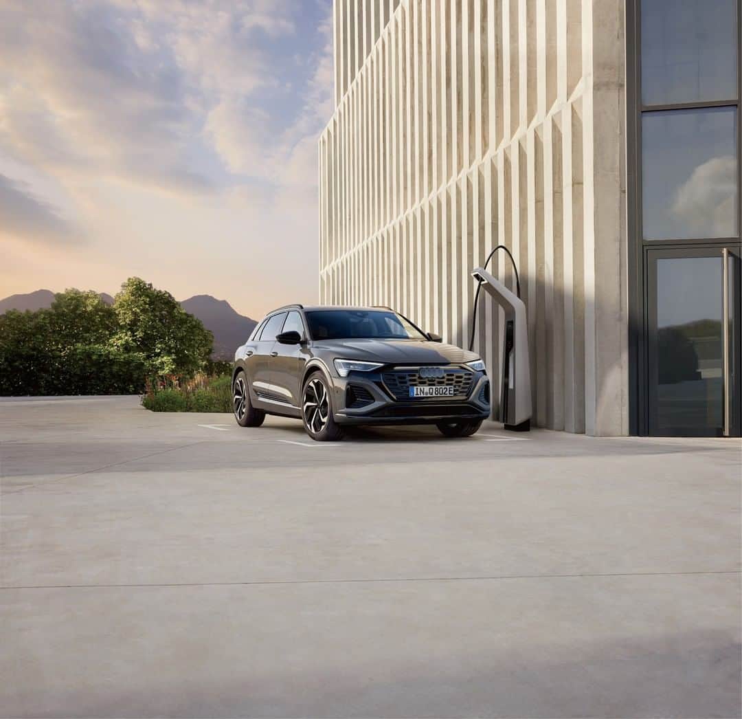Audi Japan Sales / アウディジャパン販売さんのインスタグラム写真 - (Audi Japan Sales / アウディジャパン販売Instagram)「【先行展示】 Audi Q8 e-tron をいち早くショールームで。 Audi Q8 e-tron Roadshow  Audiが描く新たな電気自動車のコンセプトを体現した至高の電動ラグジュアリーSUVであるAudi Q8 e-tron・Audi Q8 Sportback e-tron.。今夏のデビューに先立ち、 Audi Q8 e-tron を間近でご覧いただけるプレビューイベントを各ショールームで開催いたします。  ドイツ本社から特別に空輸した欧州仕様車を先行公開し、いち早くAudi Q8 e-tron の実車をご覧いただける特別な機会です。  ぜひ、 Audiの未来を指し示すe-tronの世界を心ゆくまでご堪能ください。  ※展示期間やモデルは店舗によって異なります。  詳細は #AJS のオフィシャルサイトよりご確認ください。  @audi.japan.sales  #Audi  #AJS #myaudi #audistyle #car #carstagram #audiq8 #アウディ #ドライブ #車 ＃試乗 #愛車 #外車 #ドイツ車 #車好き #車好きな人と繋がりたい #アウディ女子 #車好き男子 #ヘッドライト #リアライト #ライティングテクノロジー #先行展示」3月1日 18時00分 - audi.japan.sales