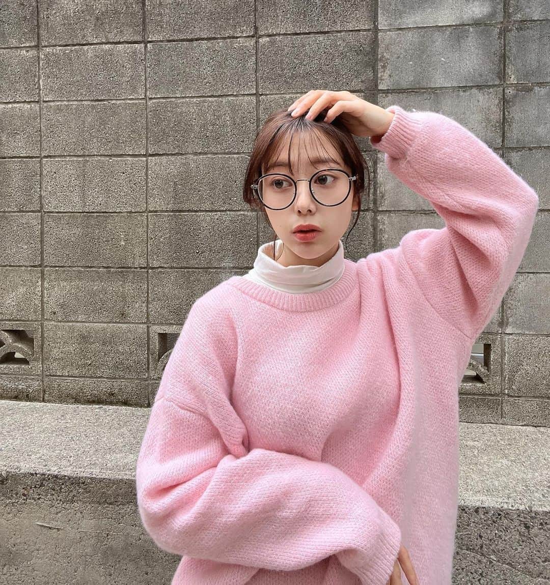 のインスタグラム：「3月になりました。 だいぶ前に撮影させてもらったものですが、 この時の服が春っぽいので…🌸  #春#ファッション#サロンモデル#モデル#ピンクコーデ#メガネコーデ」