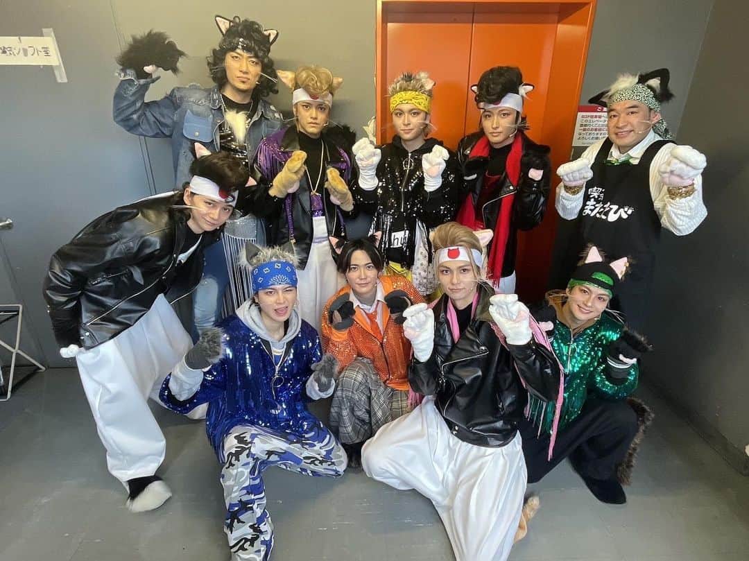 のインスタグラム：「舞台「なめ猫 on STAGE」千秋楽を迎えました！ 全11公演、最後まで全員で駆け抜けることができました✨ 観に来てくれた皆さん、本当にありがとうございます！！！ また会えることを楽しみにしています🐱 #千秋楽 #舞台 #なめ猫 #noblecalmer #fashion #model #artist #actor #일상 #데일리 #데일리 #좋아요 #셀피 #japan #tokyo #good #love #photooftheday #beautiful #happy #cute #selfie #me #nature #instagram #instagood #insta #instafashion #instamood #instadaily #Collars」