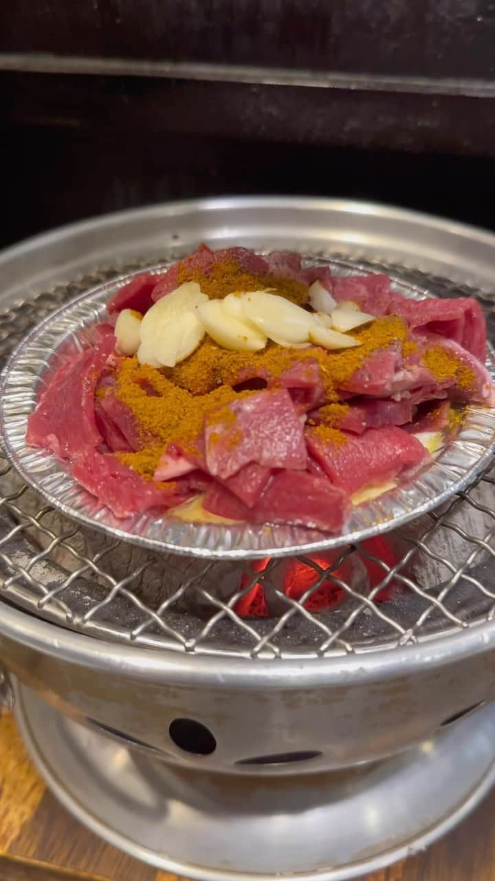 フォーリンデブのインスタグラム：「【バターカレー味のスリランカ焼肉！】 渋谷にある「ほるもん倶楽部あじくら」では、スリランカ人の店員さんたちによる、個性的なスリランカ焼肉が楽しめる❗️  というのも、カレーでタン先を炒め焼きする「牛タンのスリランカカレーバター焼き（780円）」や、カレーにディップしながら食べる「スリランカカレーバターカルビ（880円）」などのめずらしいメニューが😳✨  バターの濃厚さも相まって、これは背徳的な味付けだね…！😎  --------- 🍴ほるもん倶楽部 あじくら ☎️03-3462-8811 🏠東京都渋谷区円山町7-12  ⏰月～土17:00-1:00、日祝17:00-22:00（定休なし） 💰食べログ予算: 🌠¥4000- @ajikura_horumon  - #東京グルメ #東京焼肉 #渋谷グルメ #渋谷焼肉 #ほるもん倶楽部あじくら #個室なし #スリランカ焼肉 #個性の時代だから #こういうの好き #スリランカ人の店員さん優しい - ▼ エリア&ジャンル検索 #フォーリンデブ渋谷 #フォーリンデブ焼肉」