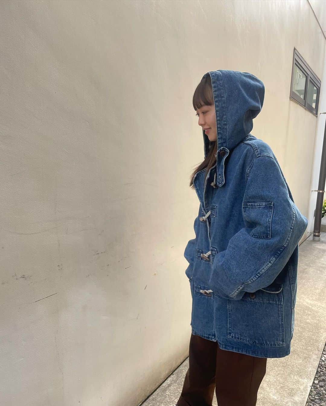 宮﨑香蓮のインスタグラム：「春はデニムが着たくなりますね🌼 🍊@orange.gerbera_vintage   @moumiii.03.30 さんがたくさん写真を撮ってくれました~☁️  あさってから舞台『マミィ！』いよいよ本番だ！」