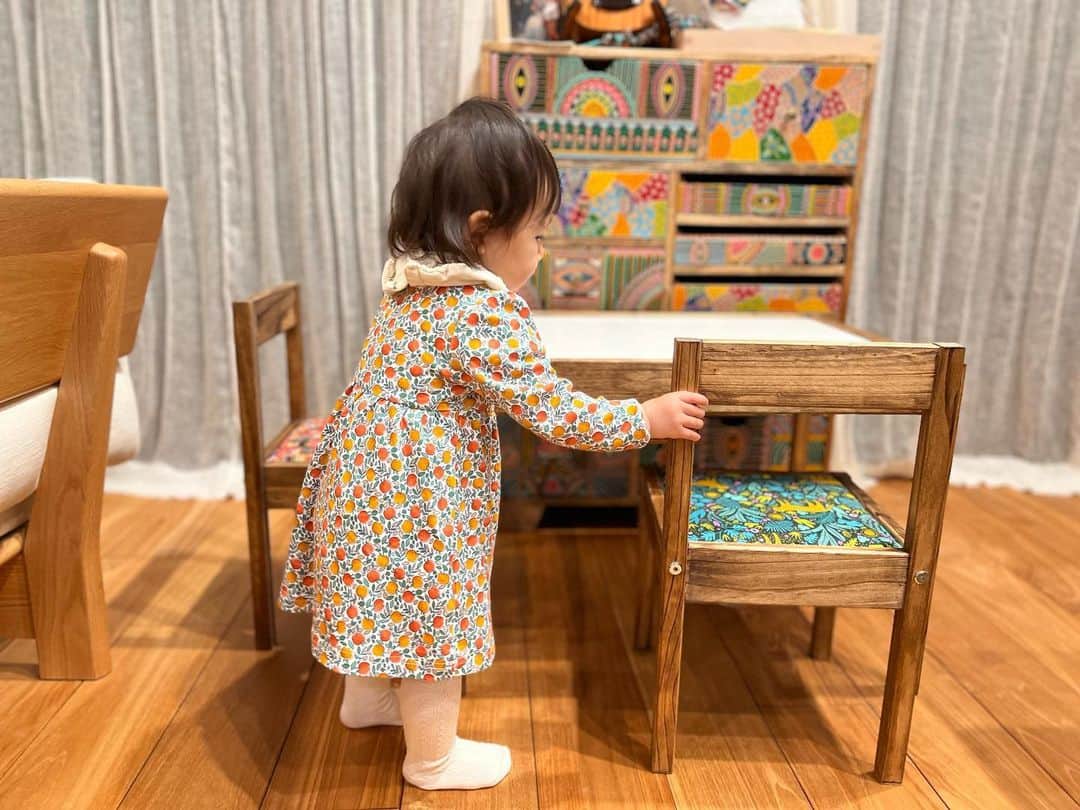のインスタグラム：「椅子投稿続きすぎですけど。笑  塗って１日乾かしてから、そのまま連休で家を空けていたので、連休明けて帰宅した夜、塗った椅子とご対面した写真。 真っ先に座りにいってキュンでした。  塗ってから数日家開けたので、いい感じに匂いがぬけてよかったです(ワトコオイル一週間くらい匂い残るそう)  昨日お仕事のため久しぶりにシッターさんにお願いしたのですが、シッターさんがいらっしゃった時も真っ先にこのテーブルを紹介していてすっかりお気に入りの様子。可愛かったです。。  #IKEA#latt #diy」
