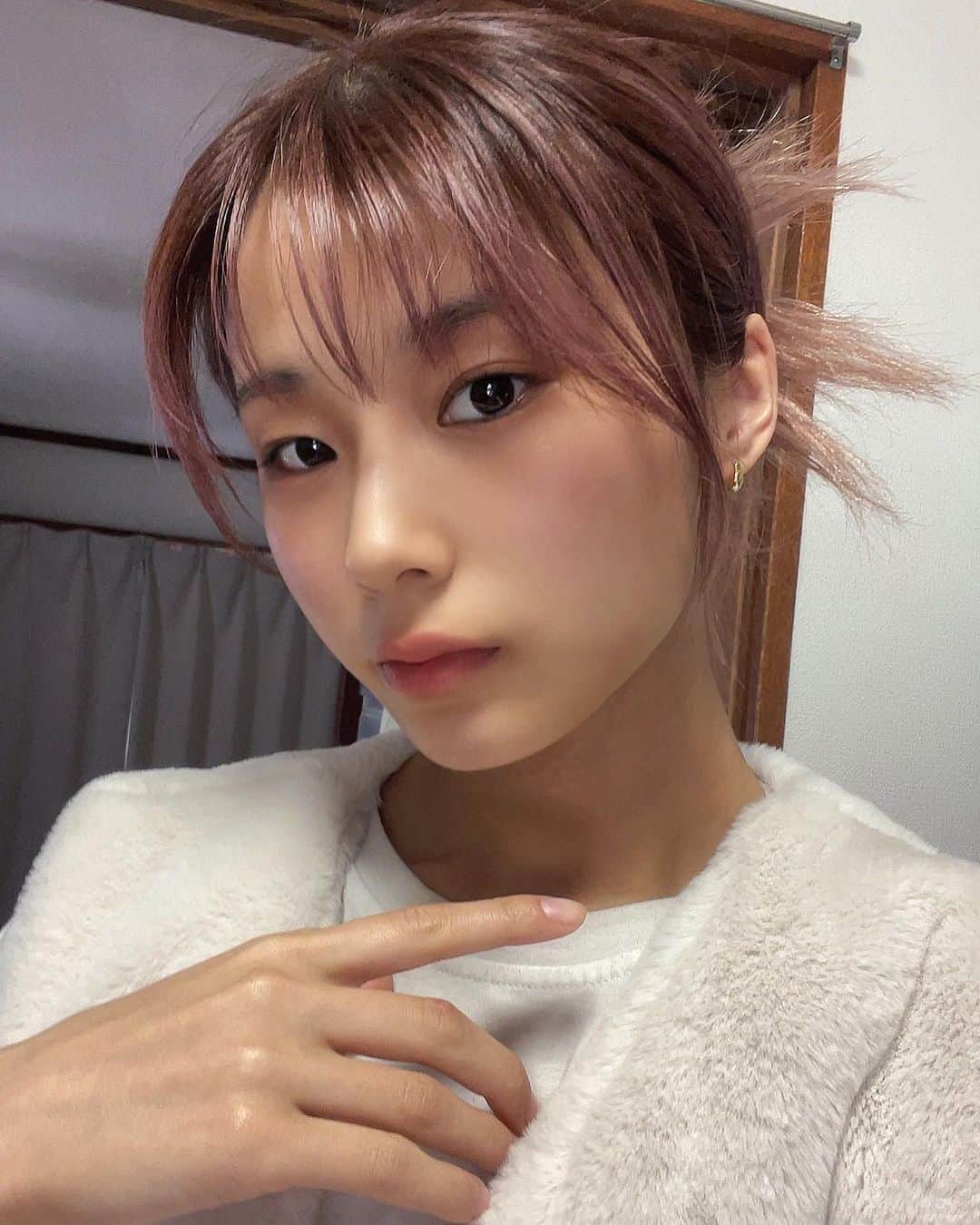 魚地菜緒のインスタグラム：「. イメージキャラクターを務める コーセーメイクキープシリーズから、 . 『メイク キープ パウダー』が本日発売！ . あの崩れないで話題の メイクキープシリーズから 遂にパウダーが新発売しました！！ コンパクトなので持ち運びやすいのと、 パウダーが細かくて崩れず良い感じです😌 . シリーズで併用する場合は パウダーはベースメイクの最後に使って、 ミストはメイクが全て仕上がった後に 使うのがおすすめです！ . 薬局など店頭POPにもいるので 是非探してみてね😌 . . #コーセーエイトロックス #メイクキープ #メイクキープパウダー #メイクキープミスト #テカリ防止 #フェイスパウダー . @kose_official」