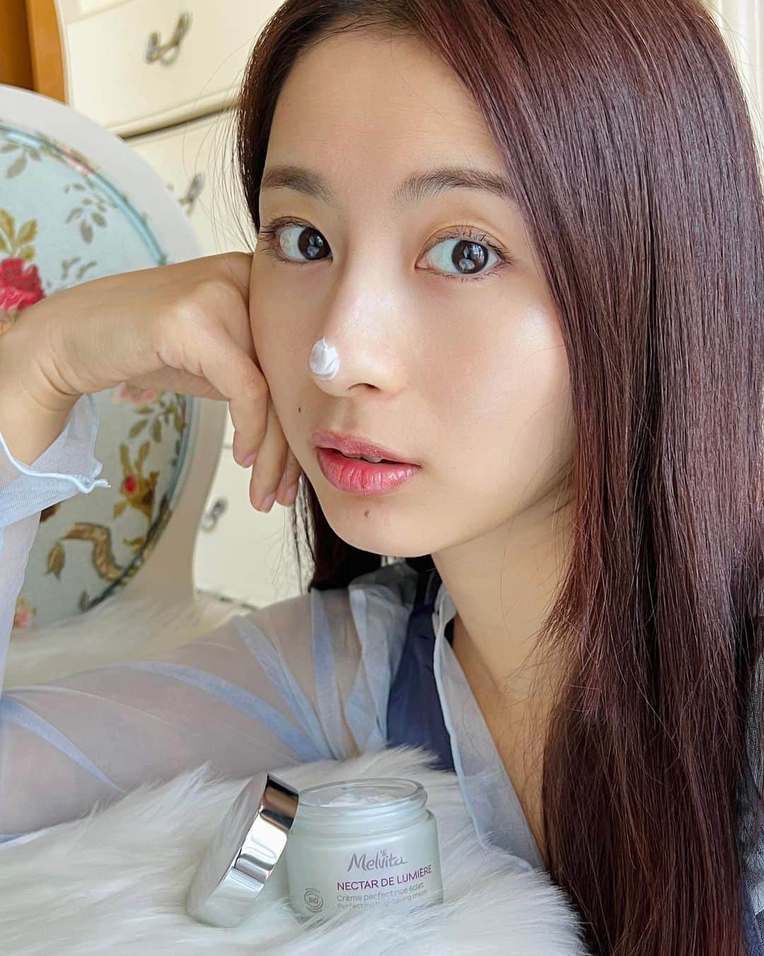 のインスタグラム：「春はもうすぐです！春らしいカラーのお洋服に合わせて、お肌にも透明感と艶感がほしいです！  @melvita_jp はずっと愛用していてスキンケアブランドなんです。 3月1日に発売されたネクターデルミエール クリームは私のほしい輝くようなうるおい肌を満たすことができます。 発光スキンケアと言う事は珍しいですね、早めに手に入れて使っていましたが、明るい肌印象を実感！99％天然由来成分のクリームで嬉しい。 そしてナチュラルで、フレッシュなフローラルグリーンの香りがめちゃくちゃ気に入り！使い心地はとても癒されます  #美容 #メルヴィータ #ネクターデルミエール #発光スキンケア #美肌 #ツヤ肌 #保湿」