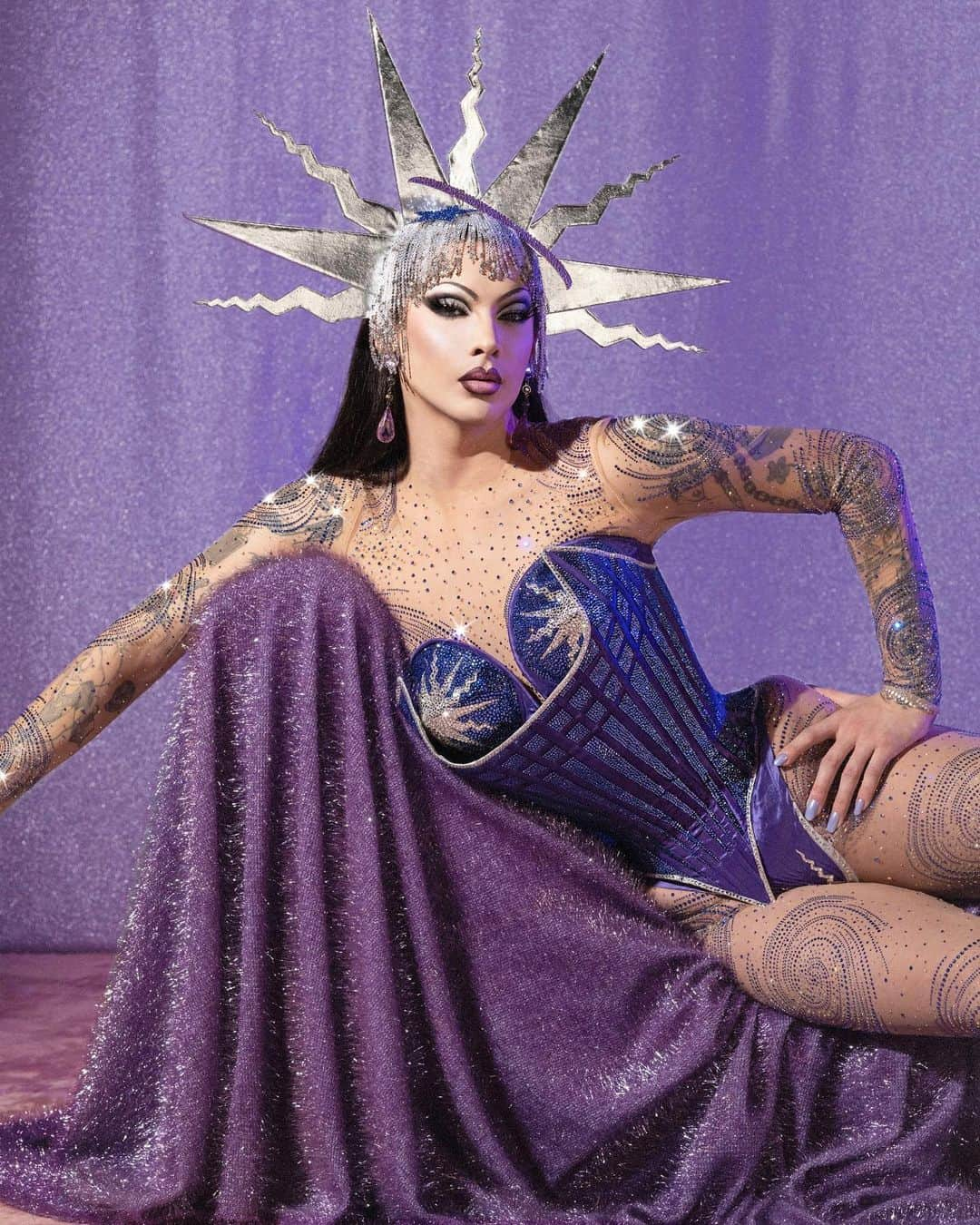 ヴァイオレット・チャチキのインスタグラム：「Introducing the latest color by @crystalsbypreciosa “Blue Violet” modeled by yours truly 💜  #Repost @crystalsbypreciosa ・・・ Madame Blue Violet Chachki knows all, sees all, tells all.  Inspired by our reinvigorated fascination with mysticism and astrology, Preciosa's SS 2024 Crystal Innovations are unveiled throughout a surrealist psychic session brimming with soft magic and colorful sparkle. Discover more at the link in bio.  #Talent @VioletChachki #Photography @MichaelaKaraskova #Nails @Michaela_Makelove  #CrystalsByPreciosa #PreciosaCrystals #Crystals #Rhinestones #FashionCampaign #FashionDesign #FashionEditorial」