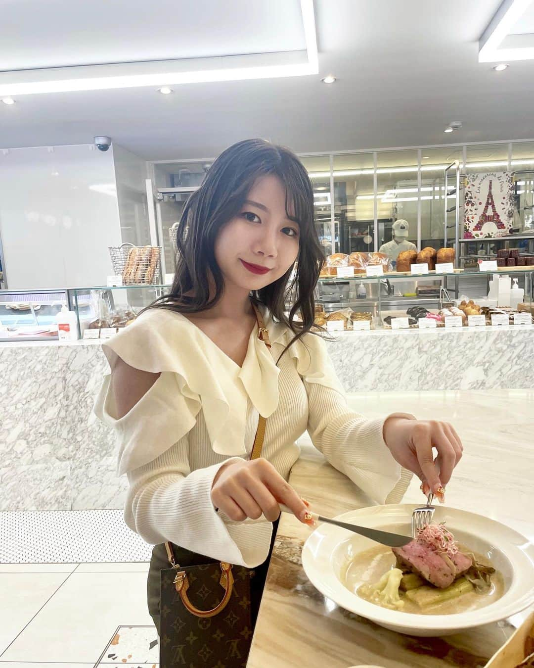 山口莉央のインスタグラム：「韓国風カフェでランチ🍽  📍 LIBERTÉ PÂTISSERIE BOULANGERIE 京都店  四条駅から徒歩5分🐾  パン屋さんに併設されているカフェでランチセットについてくるパンがとっても美味しい😋 ケーキも種類が多くて何度行っても楽しめます🎂   #四条カフェ  #四条ランチ #京都観光 #京都おすすめスポット #京都旅行 #京都巡り #京都ランチ #京都グルメ #河原町ランチ #河原町グルメ #四条河原町 #四条巡り #京都ディナー  #関西被写体 #イエベ春 #ミディアムヘア #portrait #ポートレート #被写体モデル #骨格ウェーブ #関西サロモ」