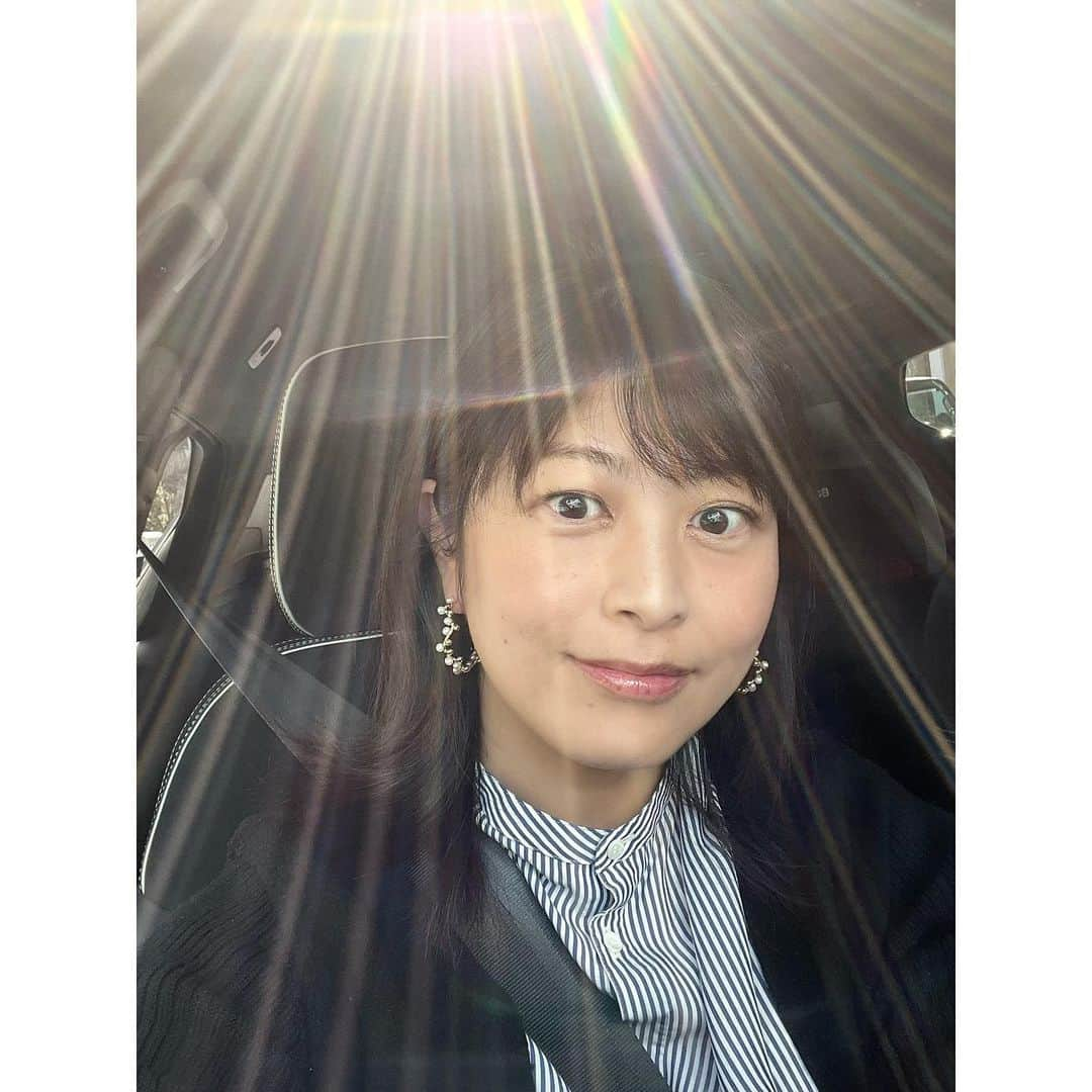 森麻季のインスタグラム：「3月🌸  春到来ですね あっ、お久しぶりです  お仕事と共にスタート🎤 たまたま撮った写真、光が入っていました✨ いい3月になりますように🌸  新しいピアス　#naturali  妹が誕生日にくれました  #3月 #march #ピアス  #プレゼント  #🎁」