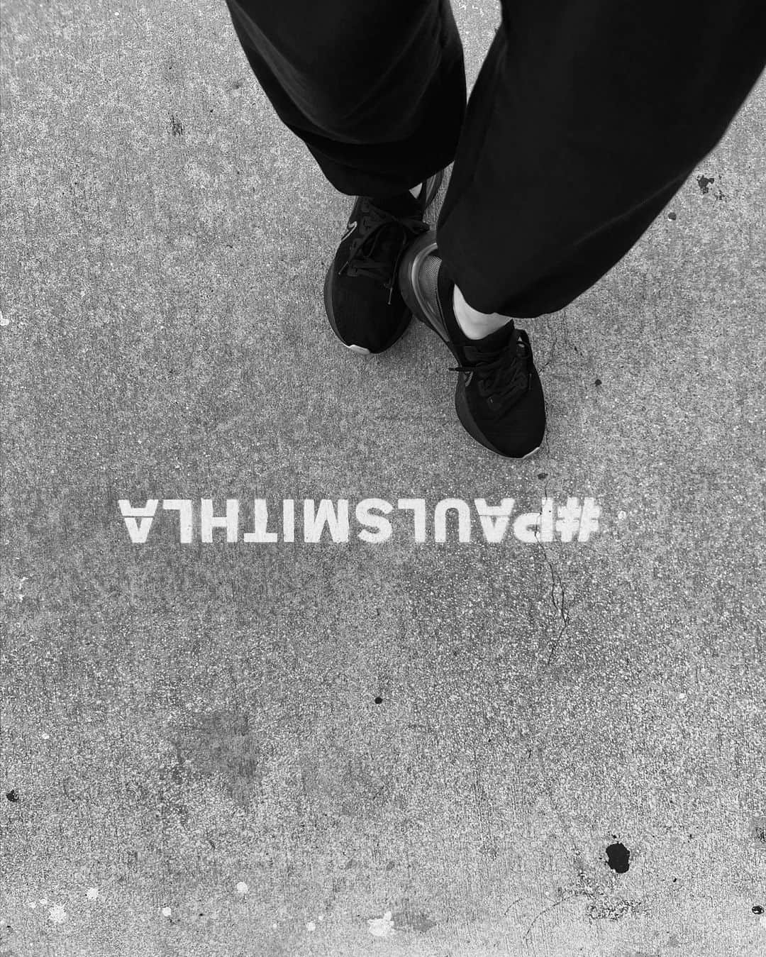 のインスタグラム：「PAULSMITHLA💓💓💓  映え！！！！！！！ Paul Smithの壁🖼💕💕💕 写真待ちの列は関係なしに どんどん前に行ったもん勝ち的なのはびっくり🫢🤣笑笑  #paulsmithla」