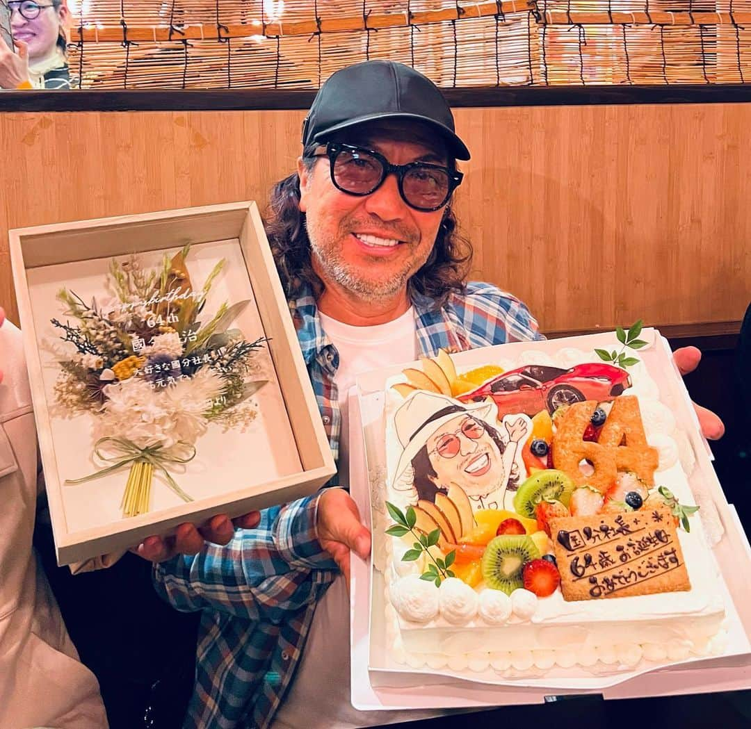 國分利治のインスタグラム：「先日沖縄Earthの皆さんに 2か月遅れの誕生日を祝ってもらいました。　　  なんか得した感じ‼️  感謝です。」