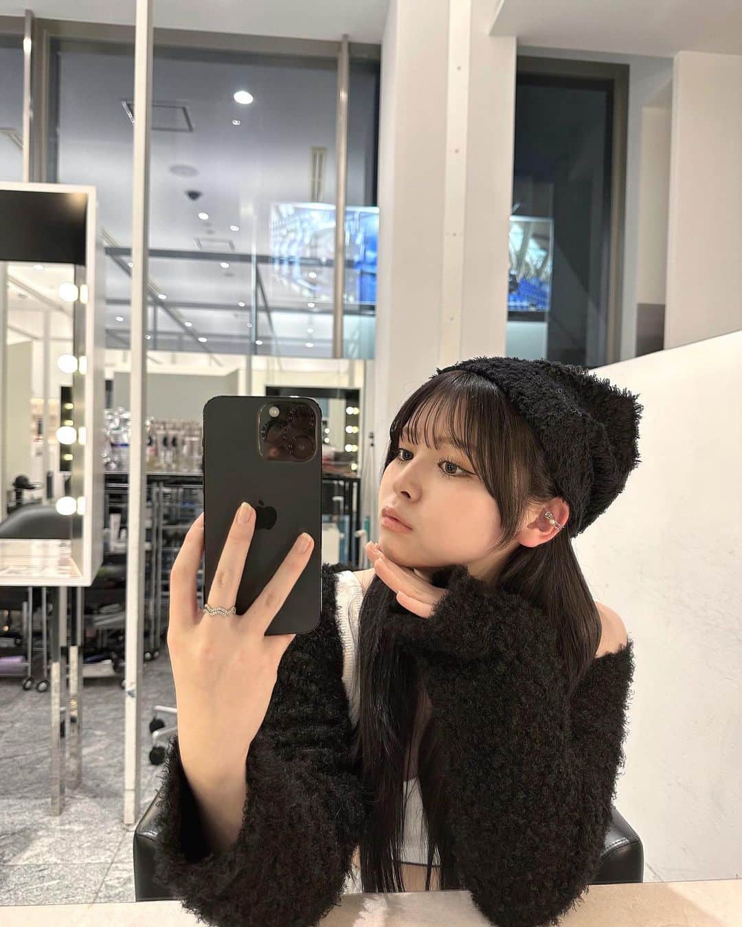 小泉のん（のんち）のインスタグラム：「.  @yuki__hayakawa   お仕事で黒にして貰った時の🖤 更にお仕事事情で2日間限定でしたが、 またお知らせします~  @sbc_akao  そして月一の大事なメンテ 赤尾先生の所へ行ってきたよ~☺︎︎ 夏近づいているからちゃんと脱毛しないとね~」