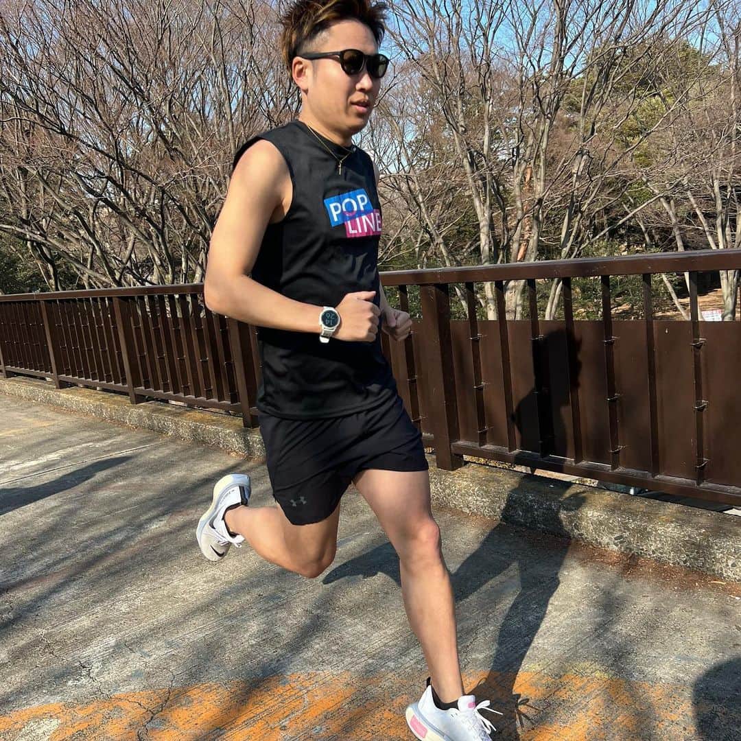 竹本カズキのインスタグラム：「YouTube登録者2万人突破記念ウェアでポップラインボックスロゴデザインも作りました💪👈 可愛い感じになってます♪ プロフィールのURLからぜひ1度覗いてみて下さい⌘  #ランニングウェア #ランニング初心者 #マラソン初心者 #東京マラソン2023 #ポップライン」