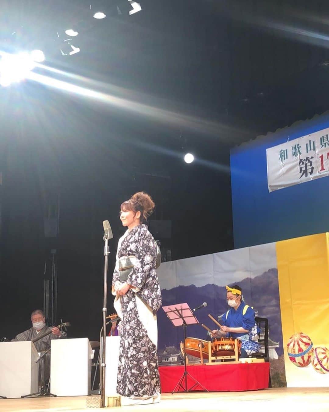 のインスタグラム：「紀州路民謡唄ってきました🍊 千月先生と千月会の演奏で唄える幸せ😍新たな唄にも挑戦させていただき、少しずつですが #和歌山民謡 のレパートリーも増えてきて嬉しいです😆 お囃子でも立たさせていただき、まだまだ勉強したいことがいっぱい🙌 みなさまありがとうございました😊 #民謡 #和歌山県 #和歌山 #民謡歌手 #sdn48」