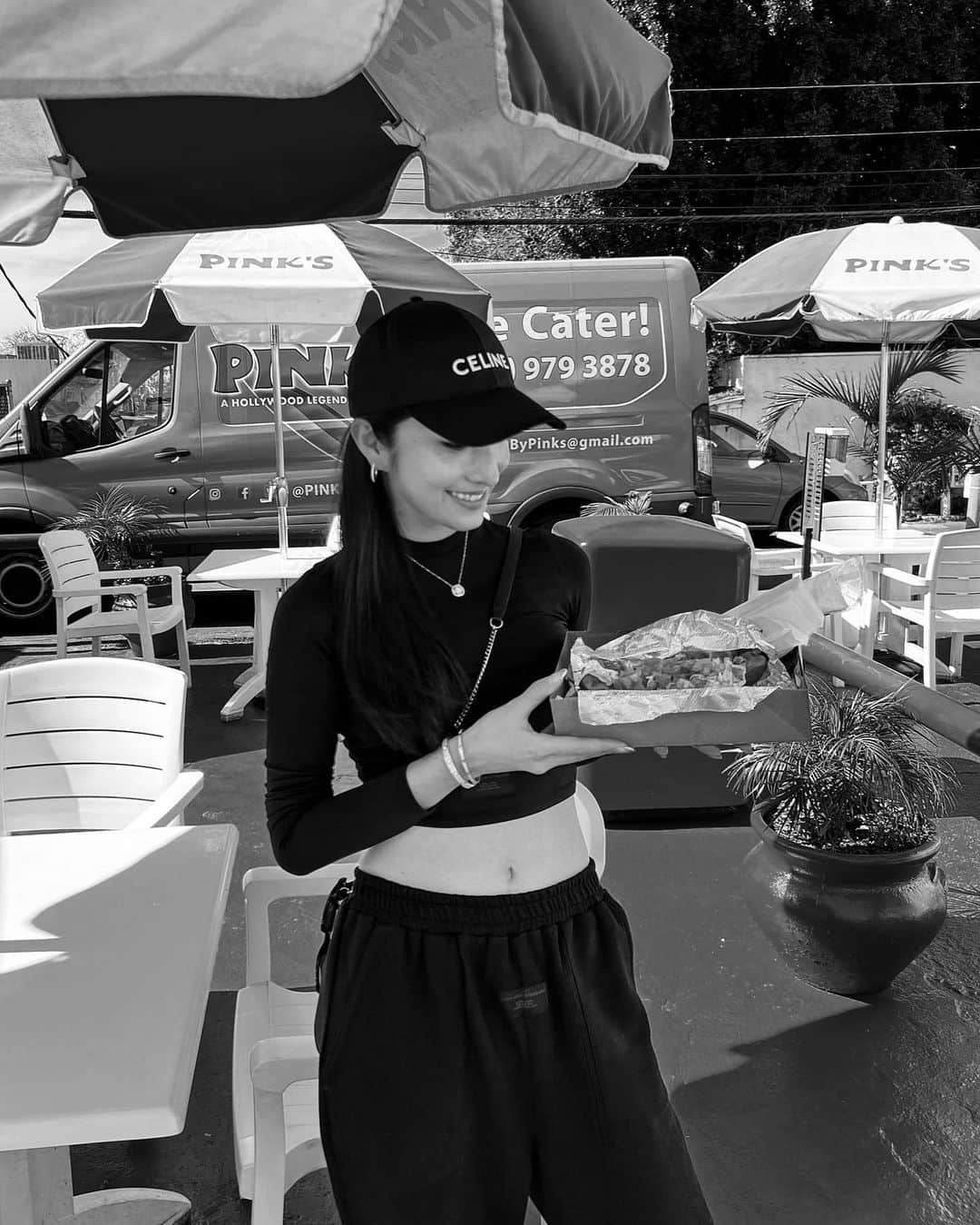 のインスタグラム：「@pinkshotdogs 😋🤤🌭💓🇺🇸  さらと2時間半歩いてやっと着いて😮‍💨 食べたホットドッグは特別に美味しかった🤤🥹💕  #pinkshotdogs」