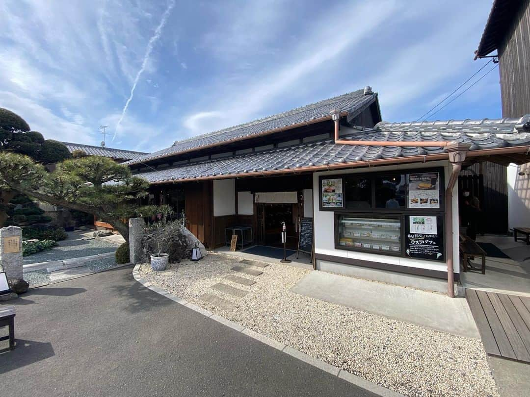 片山真人さんのインスタグラム写真 - (片山真人Instagram)「【静岡市で本格讃岐うどん】  静岡市駿河区高松にある『本格讃岐うどん こころ彩』へ。  築150年の古民家で、コシのつよい絶品讃岐うどんと、極上の天ぷらがいただけます。 私が食べたのは、釜たまバターのセット。  セットは天ぷら6種に一口シフォンケーキがついて1190円でした。 うどんは大盛りの350gまで同じ料金なのが嬉しいですね！  天ぷらはエビ、かしわ天、大根、ししとう、まいたけ、ちくわ。かしわ天（鶏肉）がドストライクでした。もも肉プリップリでジューシー、甘さを感じます。引き立たせる3種類の塩もまたいい味出してました。 ランチは午後3時まで営業中です。素敵なお店でした、うどん粉を使ったシフォンケーキも人気です。  #讃岐うどん #かたログ #静岡 #静岡ランチ #Shizuoka #静岡市ランチ #うどん #古民家 #本格讃岐うどんこころ彩」3月1日 18時43分 - katayamasato