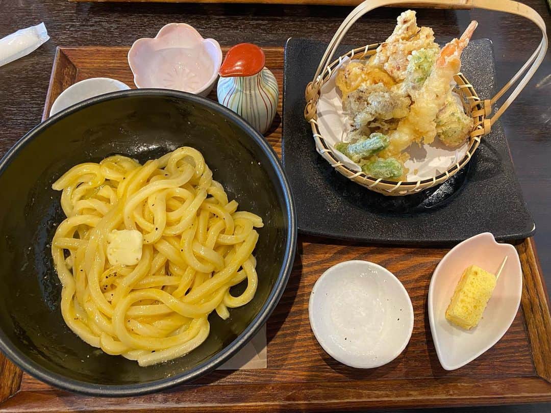 片山真人さんのインスタグラム写真 - (片山真人Instagram)「【静岡市で本格讃岐うどん】  静岡市駿河区高松にある『本格讃岐うどん こころ彩』へ。  築150年の古民家で、コシのつよい絶品讃岐うどんと、極上の天ぷらがいただけます。 私が食べたのは、釜たまバターのセット。  セットは天ぷら6種に一口シフォンケーキがついて1190円でした。 うどんは大盛りの350gまで同じ料金なのが嬉しいですね！  天ぷらはエビ、かしわ天、大根、ししとう、まいたけ、ちくわ。かしわ天（鶏肉）がドストライクでした。もも肉プリップリでジューシー、甘さを感じます。引き立たせる3種類の塩もまたいい味出してました。 ランチは午後3時まで営業中です。素敵なお店でした、うどん粉を使ったシフォンケーキも人気です。  #讃岐うどん #かたログ #静岡 #静岡ランチ #Shizuoka #静岡市ランチ #うどん #古民家 #本格讃岐うどんこころ彩」3月1日 18時43分 - katayamasato
