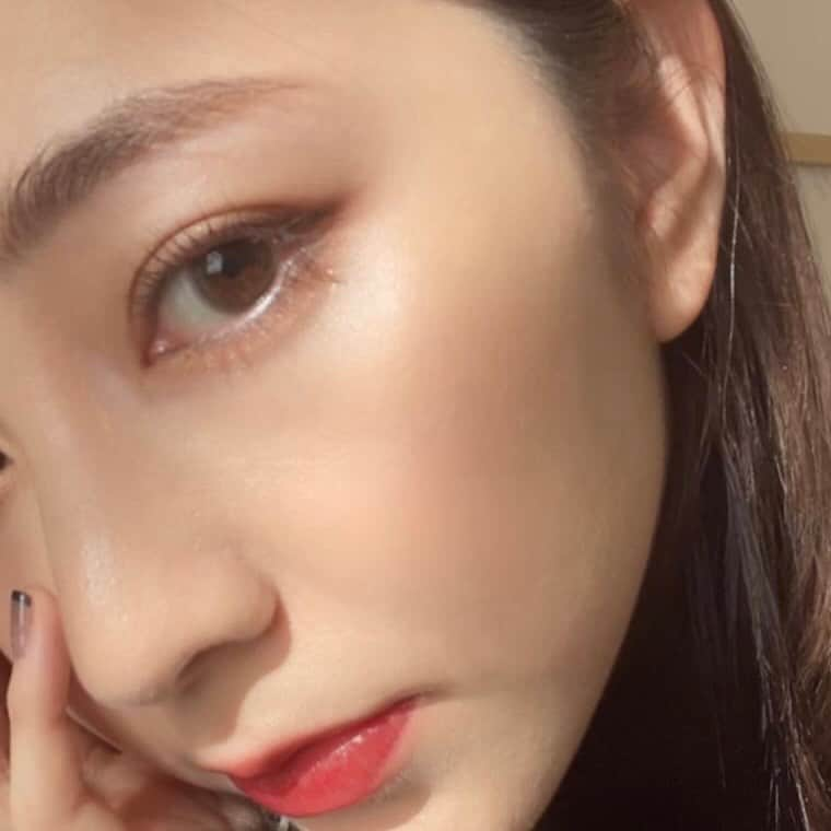 松尾 瞳さんのインスタグラム写真 - (松尾 瞳Instagram)「最近のメイク💄  たまにつけるカラコン、最近投稿でも ちょこちょこ付けてたマイブームは エルージュのアーバンブラン❤︎ @select_eyes   透き通ったビー玉みたいなキレイな色🫧で、 着色直径が13.4mmとナチュラルだから 裸眼がこの色です！風に見せられてスキ🫶🏻  ナチュラルだからどんなシーンにも つけやすいと思うよお🌿  2week使用で一箱6枚入り¥2,640だから コスパも良し🙆🏼‍♀️✨  #カラコン #セレクトアイズ #カラコンレポ #エルージュ #2weekカラコン #ナチュラルカラコン #裸眼風カラコン #アーバンブラン　 #アイメイク #メイク #hitomi_make」3月1日 18時38分 - hitomimatsuo.09