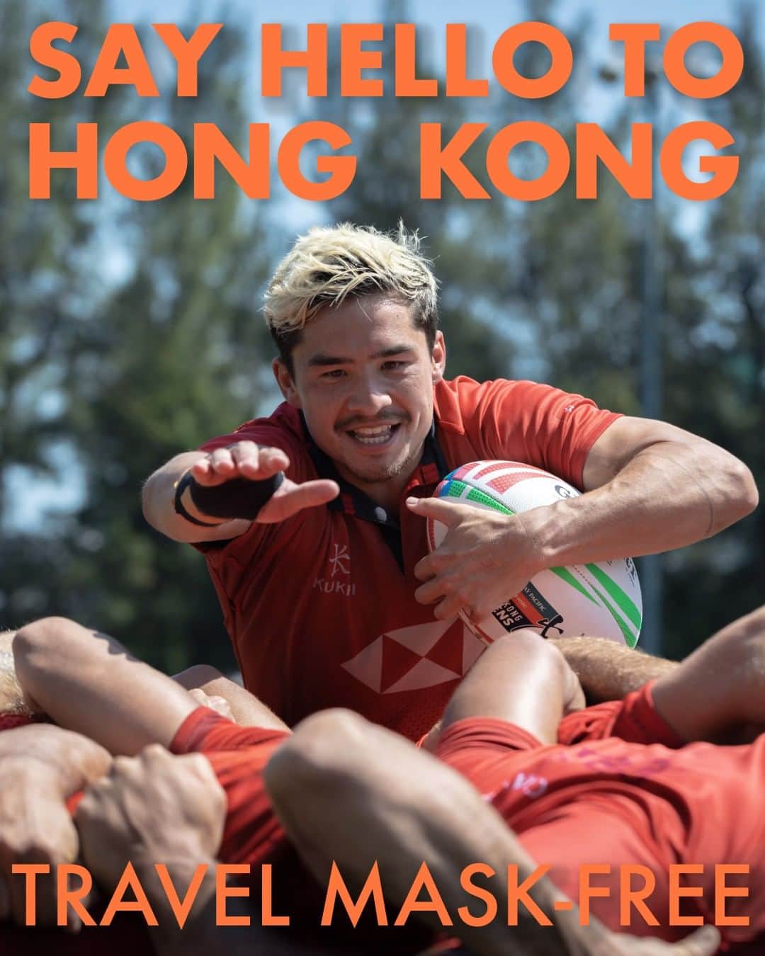 Discover Hong Kongのインスタグラム：「[Say Hello to Hong Kong – You can now travel mask-free!] Hong Kong’s iconic and new experiences are waiting for you as normal travel has resumed.☺️ Let’s say hello to each other’s smiling faces without masks!👋 There are so many international mega events coming up in March. Let’s enjoy music at Clockenflap🎶, see gorgeous works of art at Art Basel and Art Central🎨, feel the excitement at the Hong Kong Sevens🏉 and say Hello to Hong Kong!  Hong Kong welcomes you! Now travellers can get ‘Hong Kong Goodies’ vouchers including one FREE welcome drink in the hottest bars! Check out the details here: bit.ly/3EFQIn1. See you all soon!  【約定你 香港見！】  嚟香港玩唔使戴口罩，旅行就更加方便啦！☺️期待喺香港見到你，一齊遊歷新景點同體驗！👋 今個月仲有好多國際大型活動等緊你，一齊嚟Clockenflap聽Live🎶、去Art Basel同Art Central欣賞頂級藝術作品🎨，同埋去國際七人欖球賽享受精彩賽事🏉，同香港講聲Hello啦！  香港歡迎你！而家遊客仲可以享用「香港有禮」消費優惠券，去得獎酒吧免費飲返杯，快啲推介畀你嘅外國朋友啦！詳情請留意： bit.ly/3SN8pqN   #HelloHongKong #DiscoverHongKong」