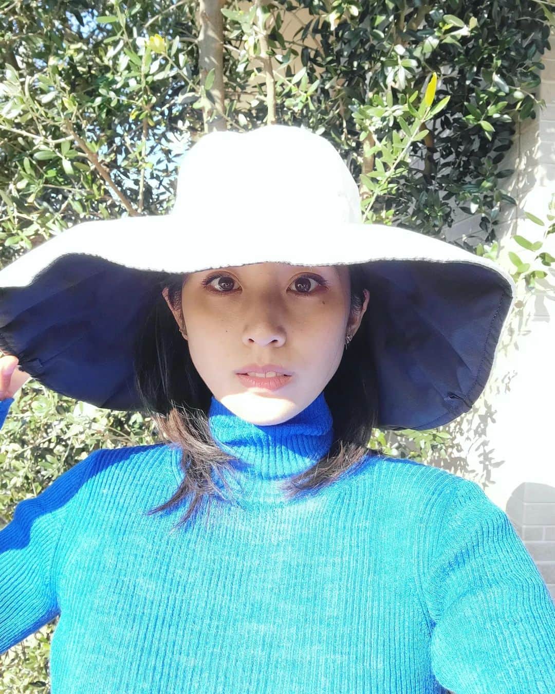 本仮屋リイナのインスタグラム：「日差しが春！！☀️👒🌸🐝⁡⁡ ⁡日傘を差すほどではないけど、日差しが気になるときとか、両手が必要なときとか(2人の子供と手を繋ぐとき)に、この帽子が本当に助かるので、オススメです🫶 #３月始まリイナ」