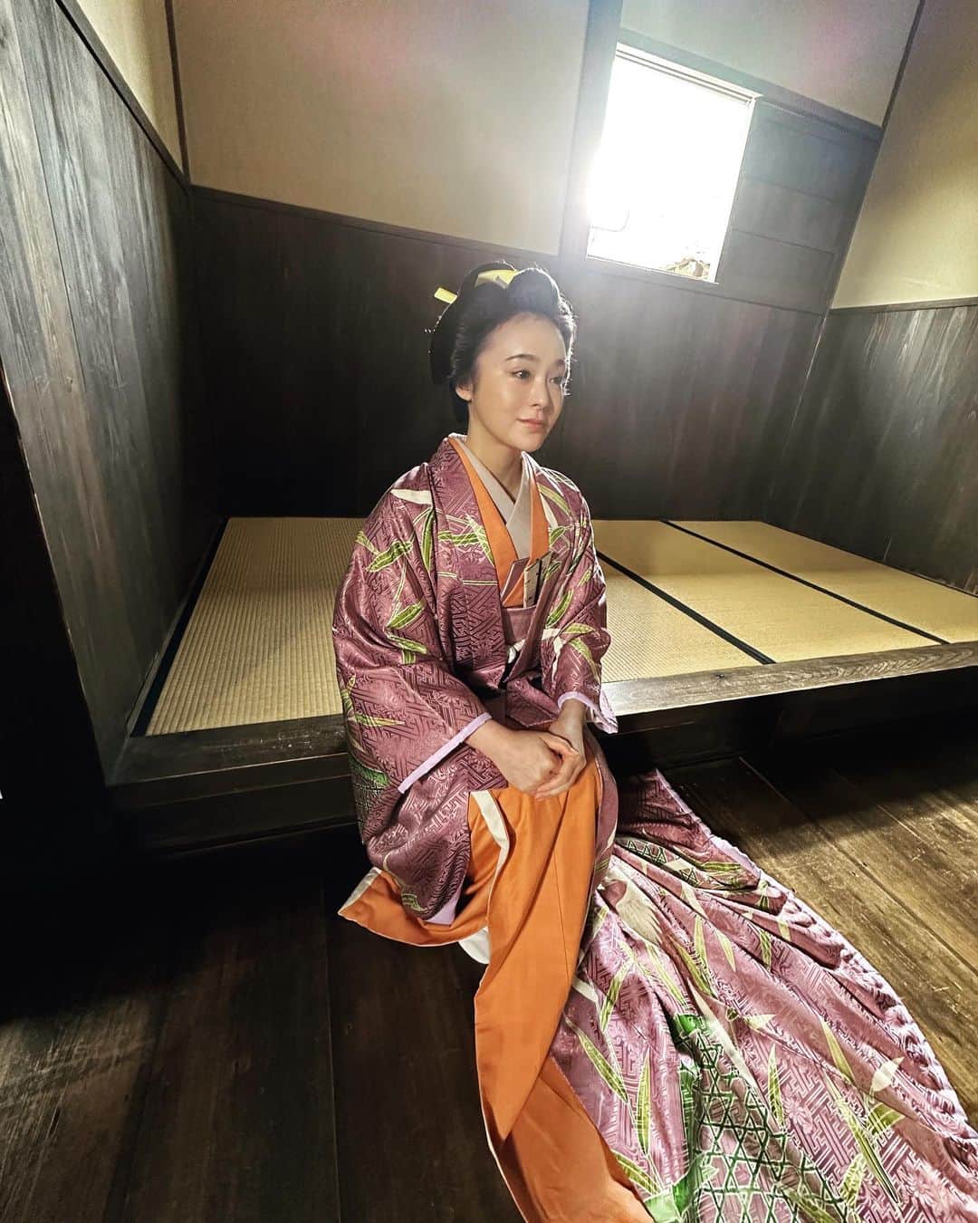 貫地谷しほりのインスタグラム：「もう3月！ 早いですね。 昨日は『大奥』観てくださって ありがとうございます。 久通の撮影は終わったので 頑張っておりますが、、 なかなか増えた体重が減りません😂 増やすのはあっという間なのに 落とすのは、、 久通ボディよ、そろそろ離れておくれ、、 本日は22時から歴史探偵に 出演しますので是非ご覧ください！ #nhk #歴史探偵 #大奥コラボスペシャル #加納久通」