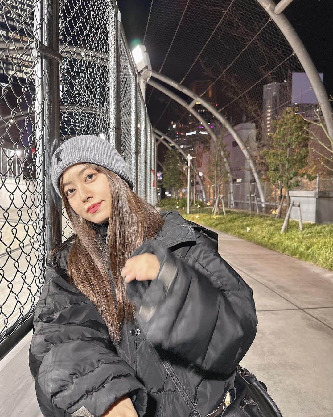 松岡美沙のインスタグラム：「🖤 . . 割とオフな日 . . . #ニット帽 #オフな日 #ニット帽 #amiparis」