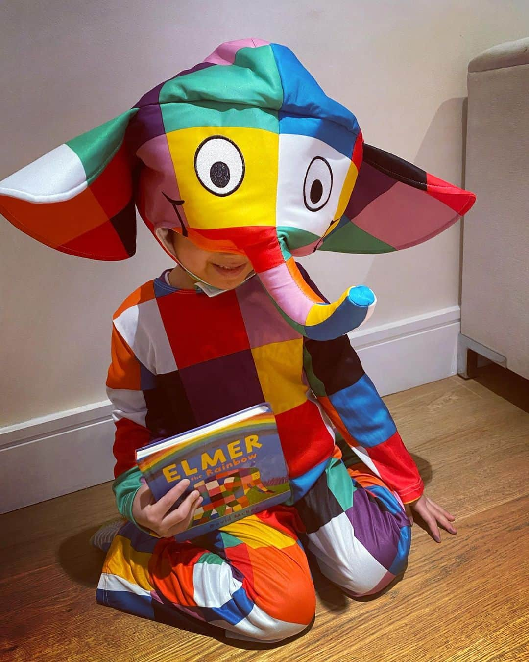 秋元玲奈さんのインスタグラム写真 - (秋元玲奈Instagram)「My son is celebrating World book day at school 📚 and here he comes in his favorite character @elmerthepatchworkelephant 's costume🌈I love the colors❤️  ワールドブックデー、今年はイギリスならではのエルマーに🐘学校はハリーポッターだらけで可愛かった☺️  #worldbookday  #elmertheelephant  #london #londonlife #mumofthreeboys #wbd2023」3月1日 18時56分 - rena_akimoto