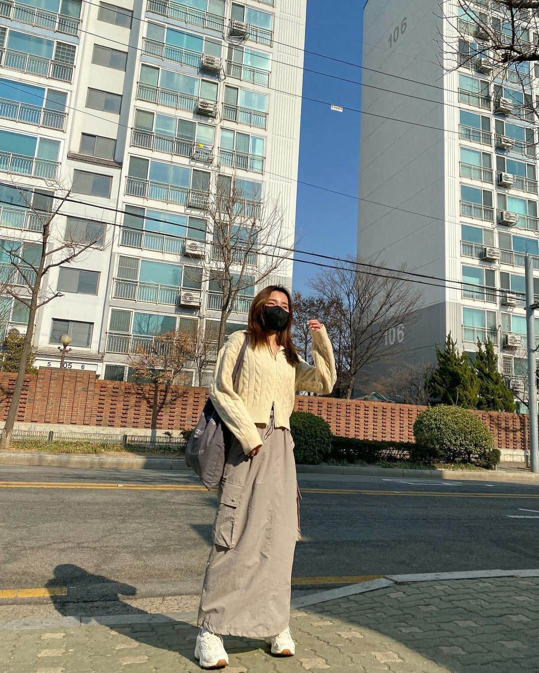 KANAMIさんのインスタグラム写真 - (KANAMIInstagram)「・ 服は持っていかず現地調達🇰🇷❄️ ニットとスカートで合わせて5000円くらい🤣🤍  #ちなみにトートバッグも #爆買いジャパニーズ #帰り重くて肩壊れた #korea #홍대 #弘大」3月1日 19時08分 - kanami_0530